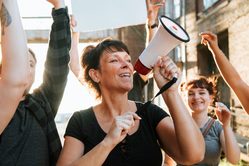 femme parlant dans un megaphone pour communiquer