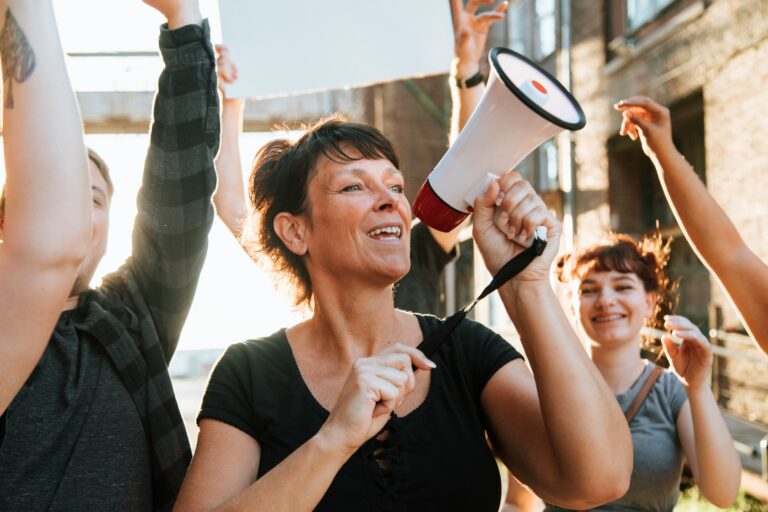 femme parlant dans un megaphone pour communiquer