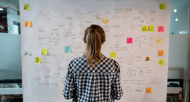 femme de dos devant un plan heuristique