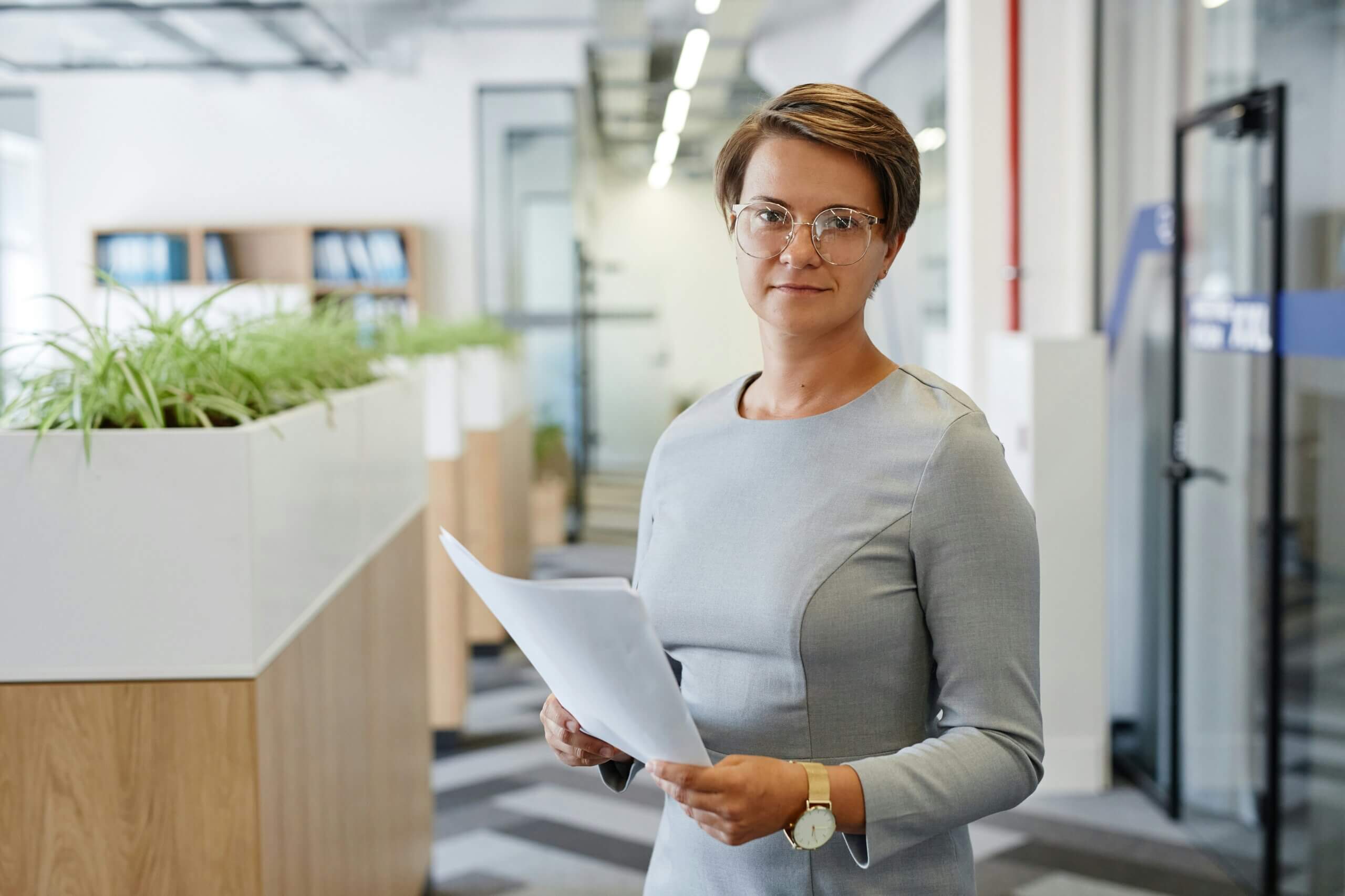 Femme leader en milieu professionnel incarnant la performance de rôle et le leadership au féminin.